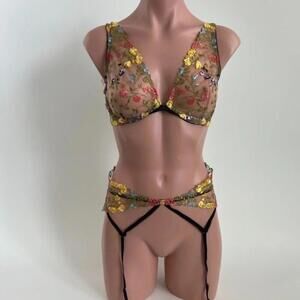 Victoria's Secret Dream Angels Unlined Plunge Bra and Garter